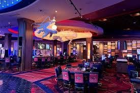 Tampilan split-screen jaya toto menunjukkan feed sportsbook di sebelah kiri dan meja blackjack di sebelah kanan